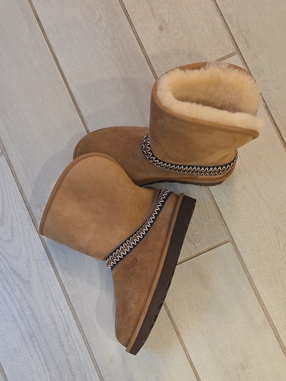 Ugg Classic Short Crescent 1161770-CHE Boot Women's - Picture 6 of 7